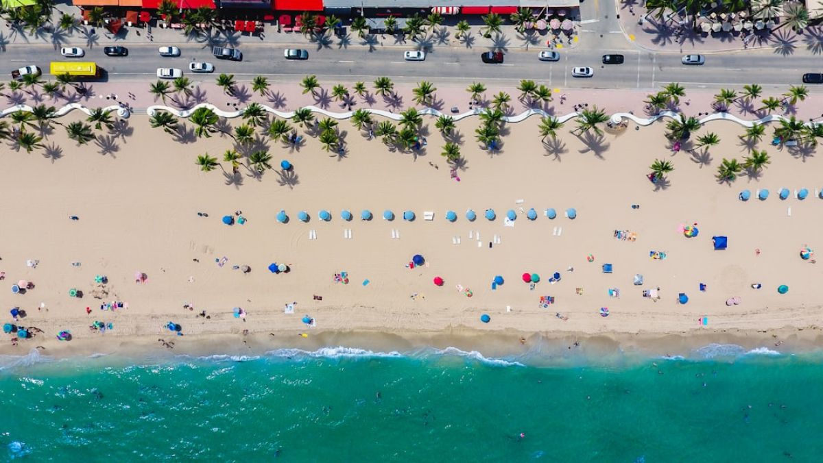Naples Beach Lightning Strike Injures 4 1 featured 1750827154.975549 132d2d9a Naples Beach Lightning Strike Injures 4