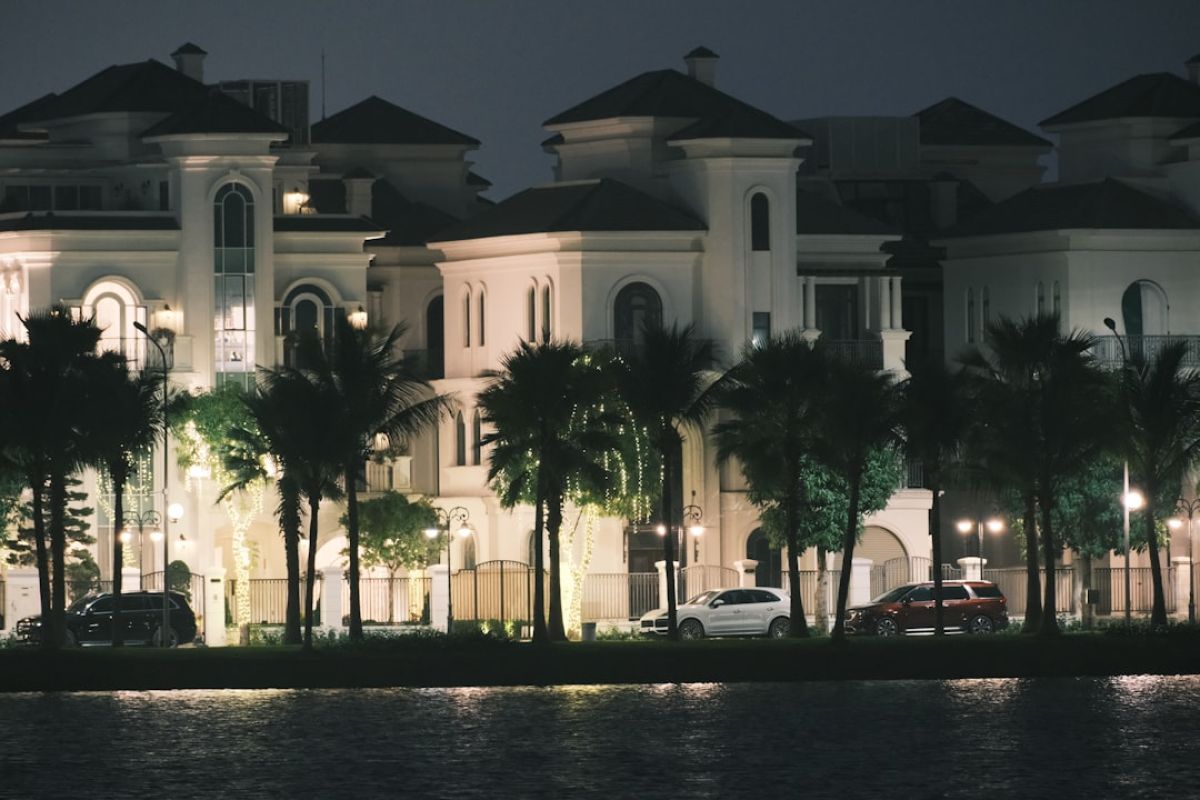 Naples Waterfront Oasis: $18.5M Mansion Redefines Luxury Living 1 featured 1751338331.060271 1c0d5a5e Naples Waterfront Oasis: $18.5M Mansion Redefines Luxury Living