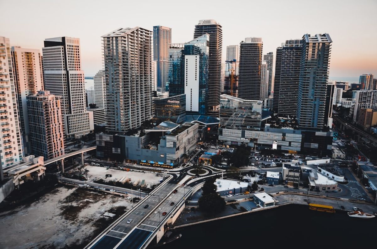 Naples' Downtown Charm Fades: Why Are Tourists Staying Away? 1 featured 1754725630.6232 611d0ccc Naples' Downtown Charm Fades: Why Are Tourists Staying Away?