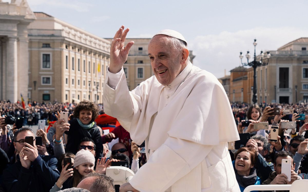 The Pope held his Urbi et Orbi blessing in front of a crowded St. Peter’s Square 1 politics post pope urbi et orbi 6215b7f6 The Pope held his Urbi et Orbi blessing in front of a crowded St. Peter’s Square