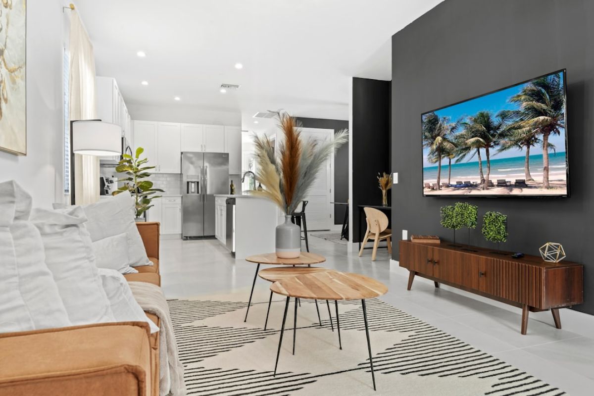 $18.5M Naples Mansion Boasts Three Kitchens, Waterfront Oasis 1 featured 1751233928.364923 96875750 $18.5M Naples Mansion Boasts Three Kitchens, Waterfront Oasis
